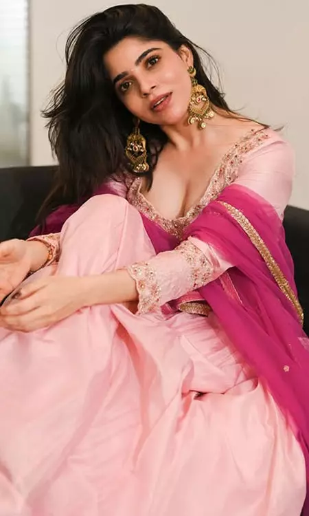 Divya Bharathi’s Pastel Elegance Steals the Spotlight