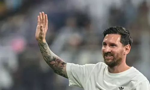 కోటి రూపాయల హ్యాండ్ షేక్.. ఢిల్లీలో మెస్సీమేనియా