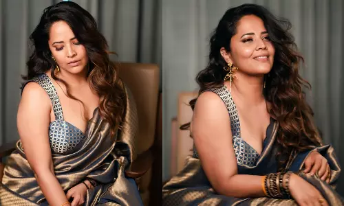 చీరకట్టులో అనసూయ రాజసం.. గ్లామర్ కవ్వింతలు!