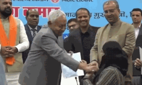 మహిళ పట్ల ఇదేమిపని ముఖ్యమంత్రి జీ... షాకింగ్  వీడియో!