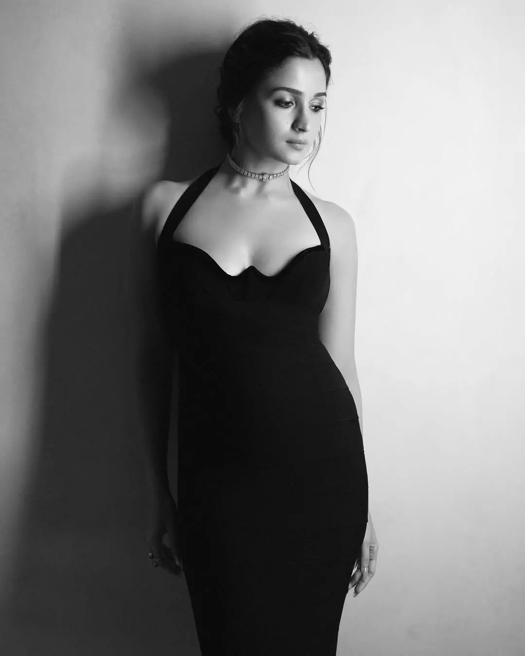 Alia Bhatt Brings Back 90s Glamour in a Classic Black Gown Alia Bhatt Brings Back 90s Glamour in a Classic Black Gown