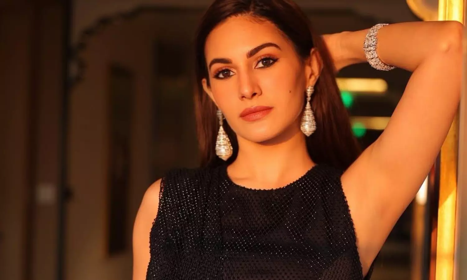 బ్లాక్ అవుట్ ఫిట్ లో కునుకు లేకుండా చేస్తున్న బ్యూటీ..