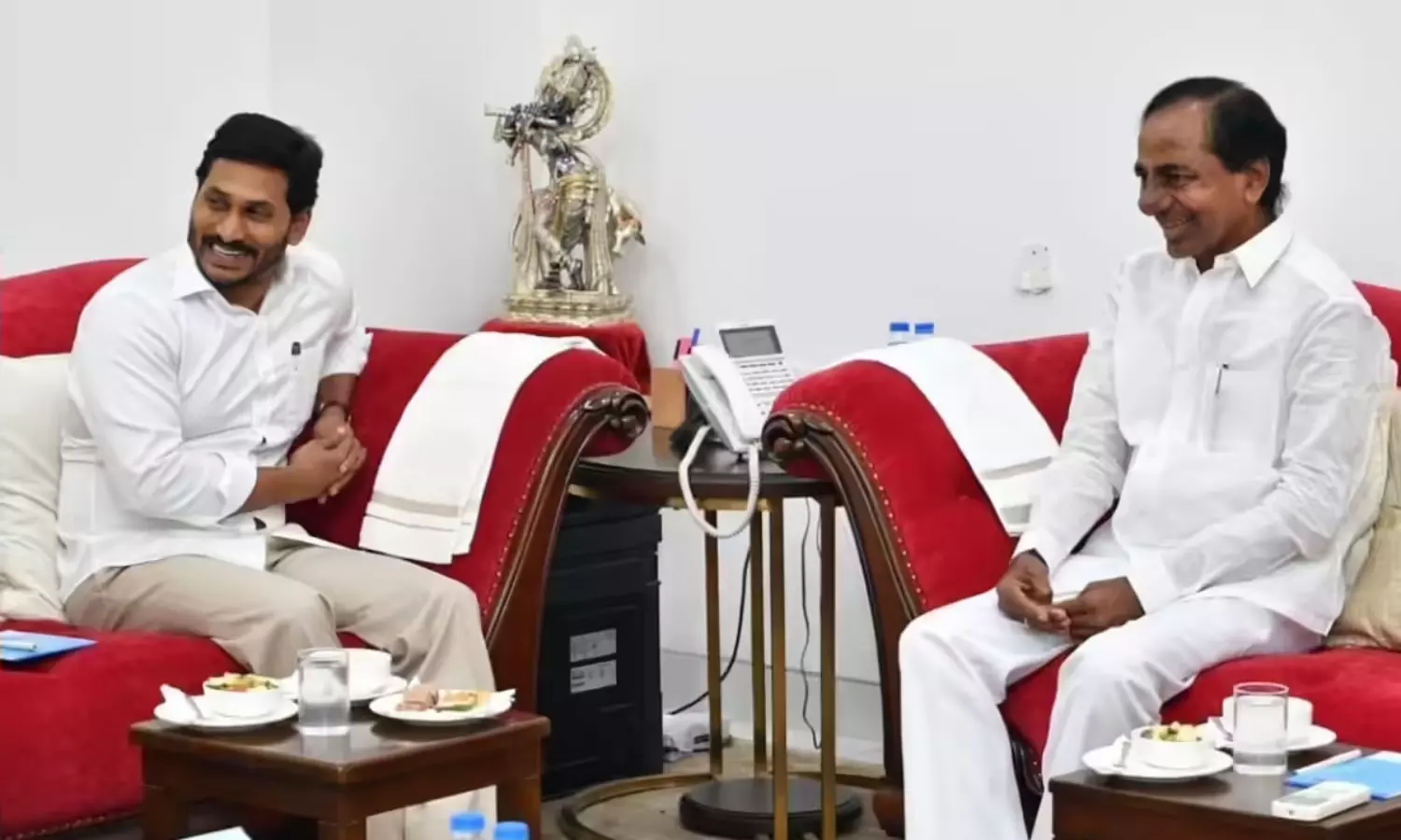 వీక్ పాయింట్స్ పట్టేశారా... ఒకే టైం లో కేసీఅర్...జగన్ వీక్ పాయింట్స్ పట్టేశారా... ఒకే టైం లో కేసీఅర్...జగన్