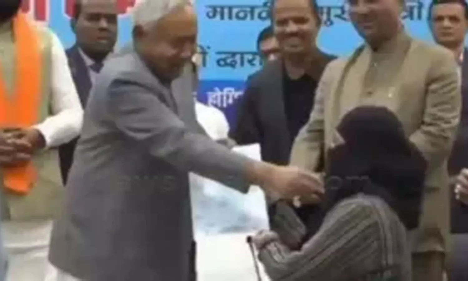 సీఎం అయితే క్షమాపణలు చెప్పరా.. నితీష్ కుమార్ ప్రవర్తనపై వ్యతిరేకత! సీఎం అయితే క్షమాపణలు చెప్పరా.. నితీష్ కుమార్ ప్రవర్తనపై వ్యతిరేకత!