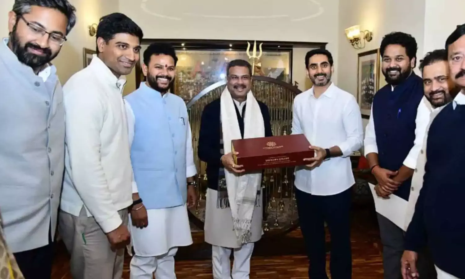 ఎంపీలతో లోకేశ్.. ఢిల్లీలో ఇదే హాట్ టాపిక్! ఎంపీలతో లోకేశ్.. ఢిల్లీలో ఇదే హాట్ టాపిక్!