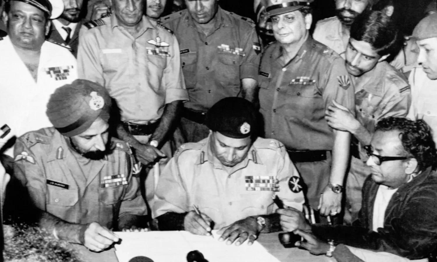 భారత్ కు, తమకు ఎంత తేడానో ఒప్పుకున్న పాక్.. సంచలన నివేదిక!