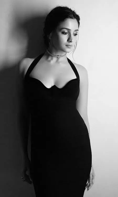 Alia Bhatt Brings Back 90s Glamour in a Classic Black Gown