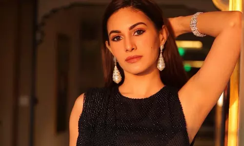 బ్లాక్ అవుట్ ఫిట్ లో కునుకు లేకుండా చేస్తున్న బ్యూటీ..