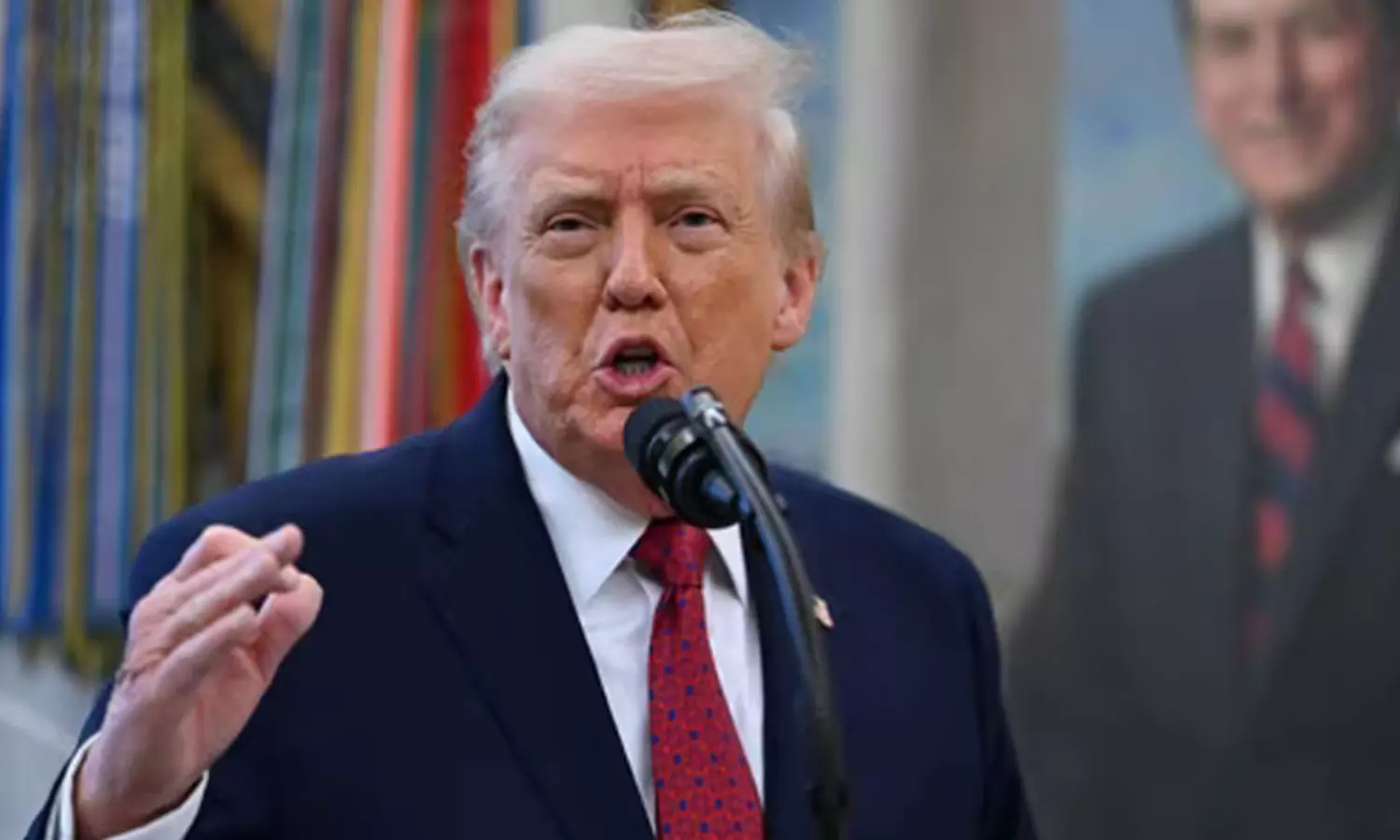 అమెరికాలోకి రాకుండా ట్రంప్ అడ్డంగా నిలబడుతున్నాడే? అమెరికాలోకి రాకుండా ట్రంప్ అడ్డంగా నిలబడుతున్నాడే?