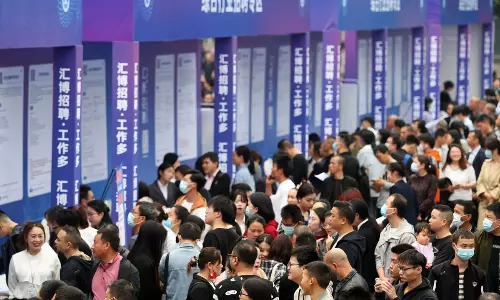 చైనాలో యువత ప్రభుత్వ ఉద్యోగాల వైపు ఎందుకు పరుగులు తీస్తున్నారు?