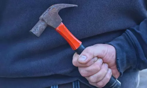 సుత్తితో కొట్టి తండ్రిని చంపాడు.. అడిగితే అది తన బాధ్యత అంటున్నాడు!