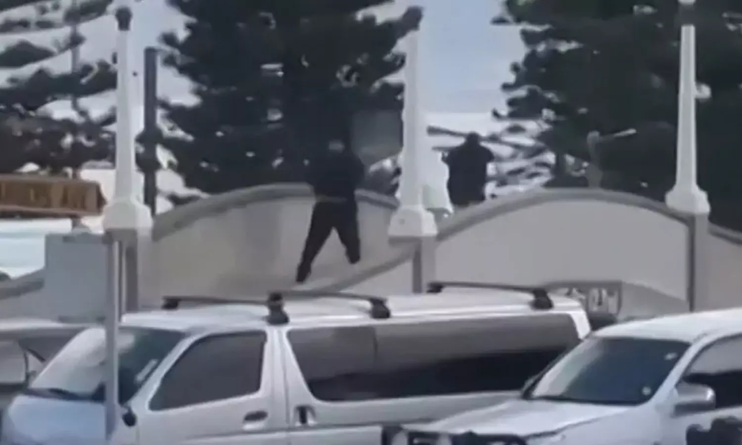 బోండీ బీచ్ లో ఉగ్రదాడి ఘటన... భారత్ కీలక నిర్ణయం! బోండీ బీచ్ లో ఉగ్రదాడి ఘటన... భారత్ కీలక నిర్ణయం!