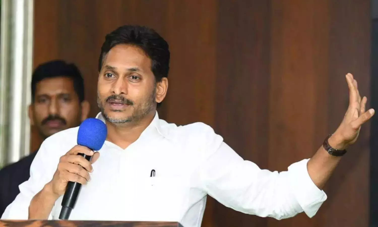 మాజీ సీఎం జగన్ సంచలన వ్యాఖ్యలు.. అధికారంలోకి రాగానే జైల్లో వేస్తానంటూ వార్నింగ్! మాజీ సీఎం జగన్ సంచలన వ్యాఖ్యలు.. అధికారంలోకి రాగానే జైల్లో వేస్తానంటూ వార్నింగ్!