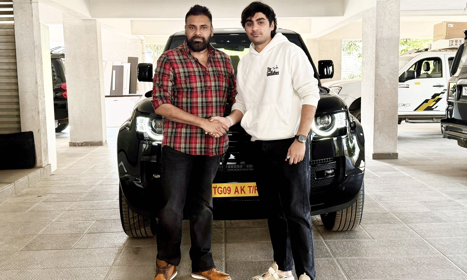 సుజిత్ కు పవన్ గిఫ్ట్ వెనుక ఇంత కథ ఉందా? సుజిత్ కు పవన్ గిఫ్ట్ వెనుక ఇంత కథ ఉందా?