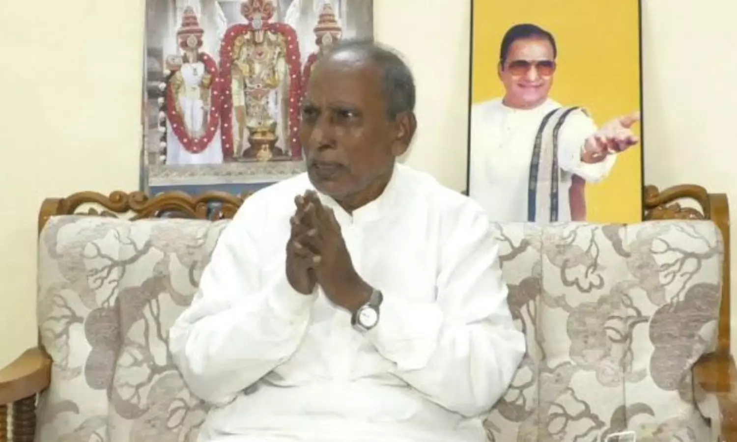 వీరాభిమాని పాడె మోసిన ఎన్టీఆర్ కుటుంబీకులు వీరాభిమాని పాడె మోసిన ఎన్టీఆర్ కుటుంబీకులు