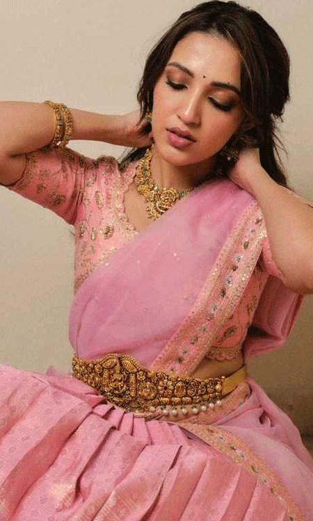 Neha Shetty stuns in soft pink saree, embraces timeless elegance