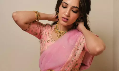 Neha Shetty stuns in soft pink saree, embraces timeless elegance
