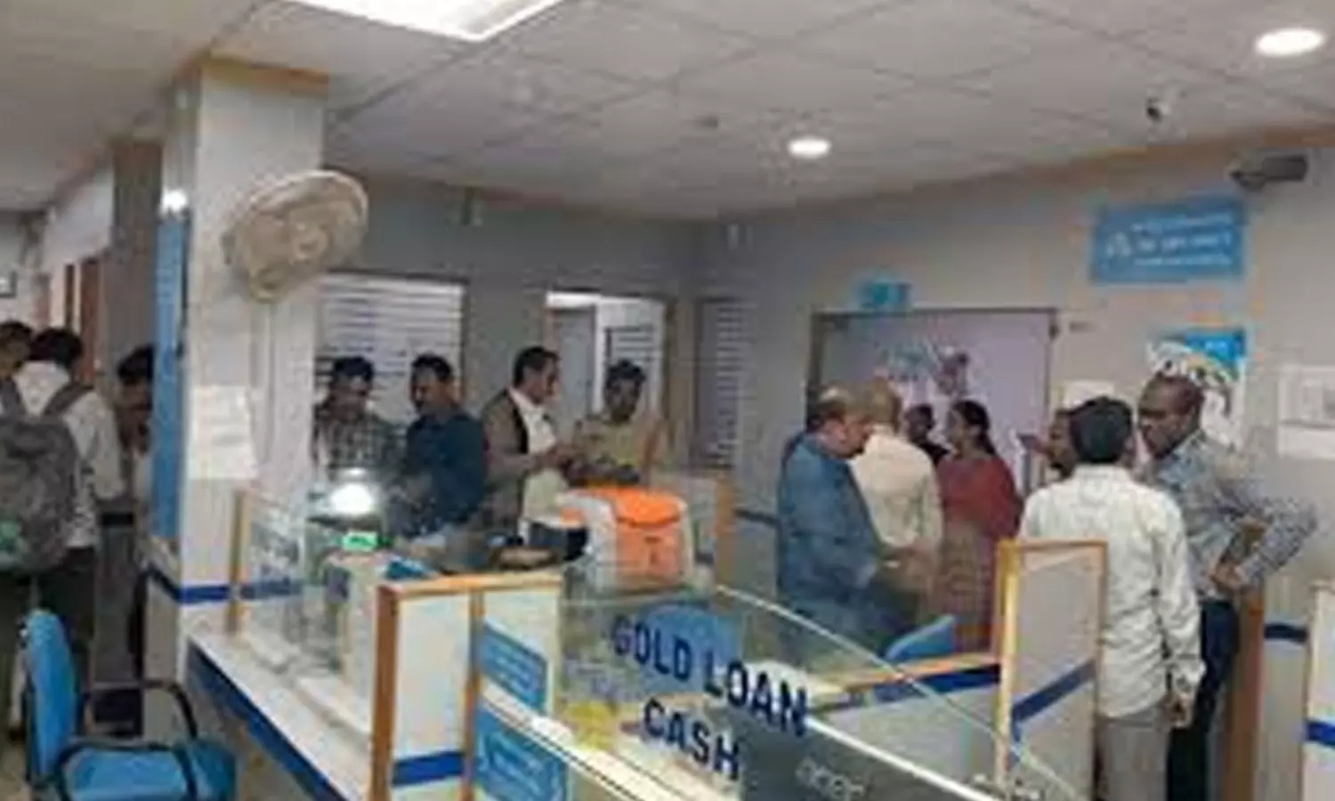 పట్టపగలు అనకాపల్లిలో బ్యాంక్ చోరీ.. లేడీ మేనేజర్ రియాక్షన్ తో పరార్