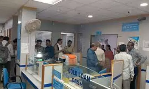 పట్టపగలు అనకాపల్లిలో బ్యాంక్ చోరీ.. లేడీ మేనేజర్ రియాక్షన్ తో పరార్