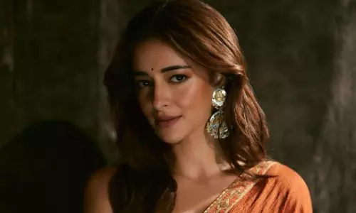 చీరకట్టులో గ్లామర్ బ్యూటీ హొయలు..