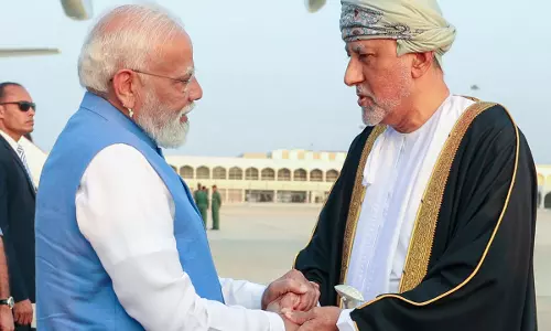 ఒమన్ పర్యటనలో ప్రధాని మోడీ చెవికి కొత్తగా ఏమిటిది..!