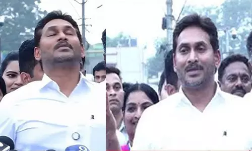 వైరల్  వీడియో... స్పీచ్  మధ్యలో జగన్  యోగా..!