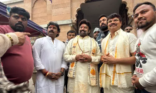 చుట్టూ ఎగబడిన నార్త్ ఫ్యాన్స్.. బాలయ్య మాత్రం ఇలా..