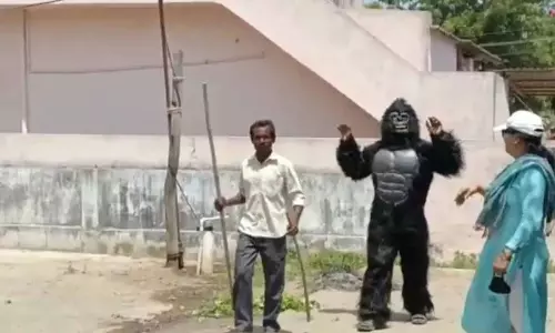 సర్పంచూ గీ కోతుల్ని పంపు మల్ల....