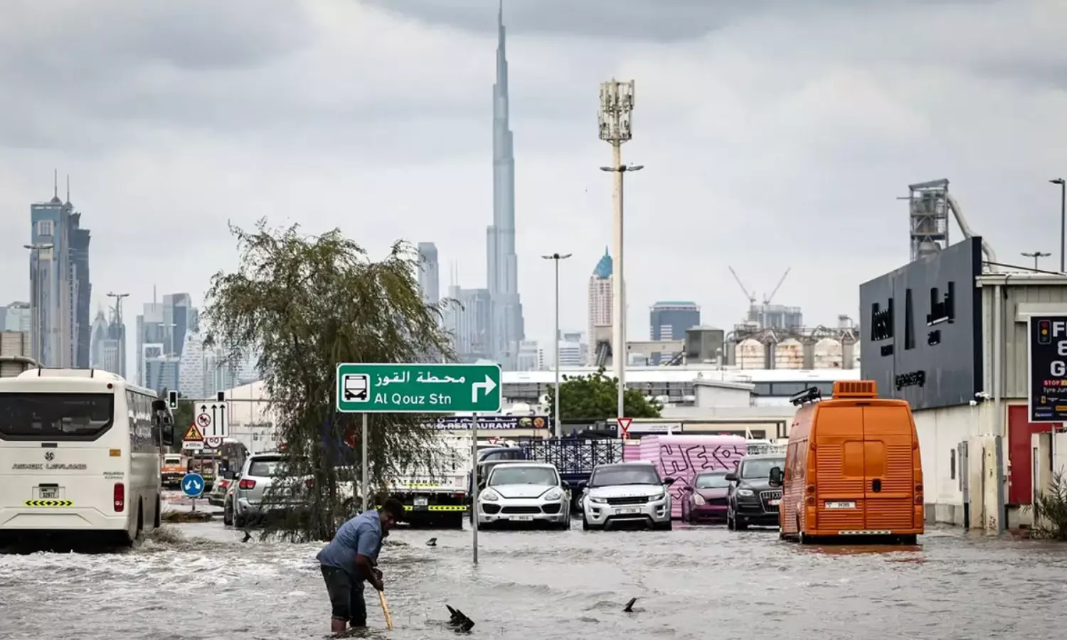 ఏడారి దేశంలో వరదలు.. భారీ వర్షాలు.. పలు నగరాలు జలమయం