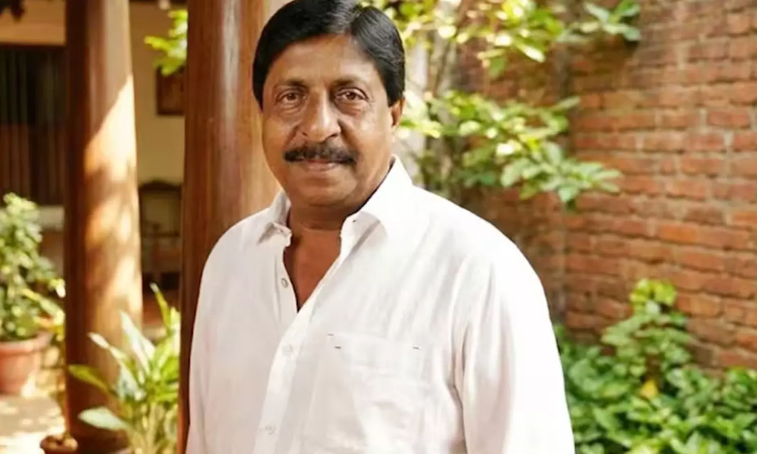 ప్రముఖ సినీ నటుడు మృతి.. అసలేమైందంటే? ప్రముఖ సినీ నటుడు మృతి.. అసలేమైందంటే?