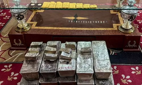 డుంకి ట్రావెల్ ఏజెంట్ ఇంట్లో 313 కేజీల వెండి.. రూ.5కోట్ల నోట్లు