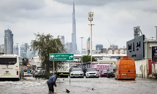 ఏడారి దేశంలో వరదలు.. భారీ వర్షాలు.. పలు నగరాలు జలమయం