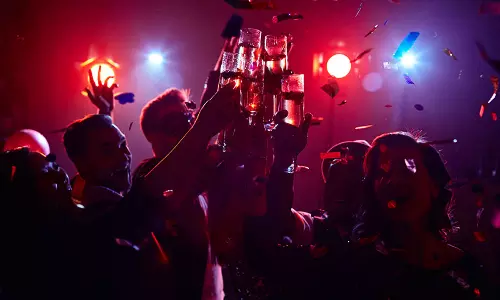 న్యూ ఇయర్  వేడుకలు ప్లాన్  చేస్తున్నారా.. ఈ పోలీస్  అలర్ట్స్  మీకోసమే!