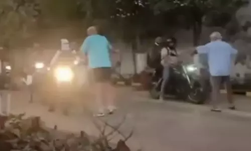 భారతీయులకు భారత్  లో సివిక్  సెన్స్  నేర్పుతున్న విదేశీయుడు.. వీడియో వైరల్!