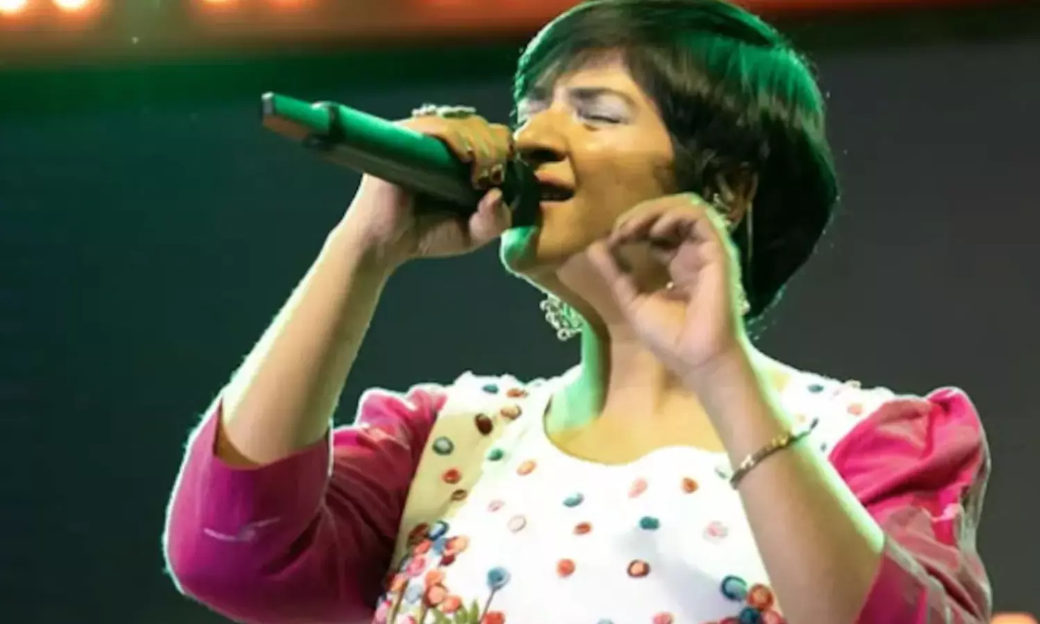 అవ‌మానించి వేధించార‌ని గాయ‌ని ఆరోప‌ణ‌లు