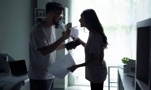 భార్యను ఖర్చుల లెక్క అడగటం క్రూరత్వం కాదు