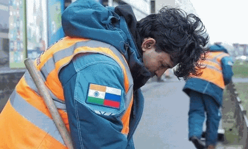 రష్యాలో వీధులు శుభ్రం చేస్తున్న ఇండియన్  టెకీ... విషయం ఏమిటంటే..!