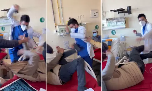 మంచంపై పడుకున్న రోగిని  కొట్టి, తన్నిన వైద్యుడు.. షాకింగ్  వీడియో!