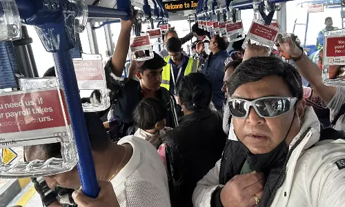 లారీల్లో పశువుల్లాగా  బస్సులో జనాలు.. ఇండిగోపై నరేష్  నిప్పులు!