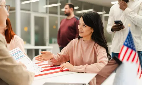 H-1B నుంచి గ్రీన్ కార్డు దిశగా వెళ్తున్న భారతీయులకు పబ్లిక్ ఛార్జ్ సెగ!