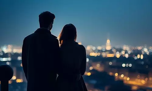 దేశం విడిచి వెళ్లాలనుకున్న స్టార్ కపుల్..మరీ అంతలా బాధించారా?