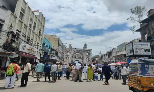 పాతబస్తీ రౌడీషీటర్ల ఇంట్లో పోలీసుల సోదాలు.. షాకింగ్ సీన్లు