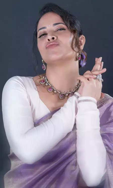 Anasuya Shots Back With Saree Clad Pics, And A Message