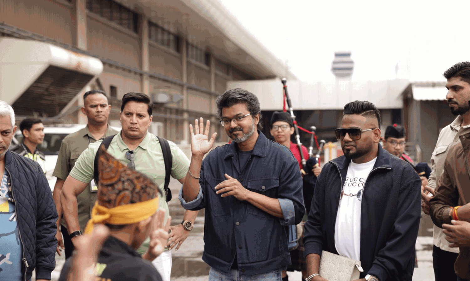 మ‌లేషియాలో జ‌న‌నాయ‌కుడి ఫ్యాన్స్ ఉద్వేగం