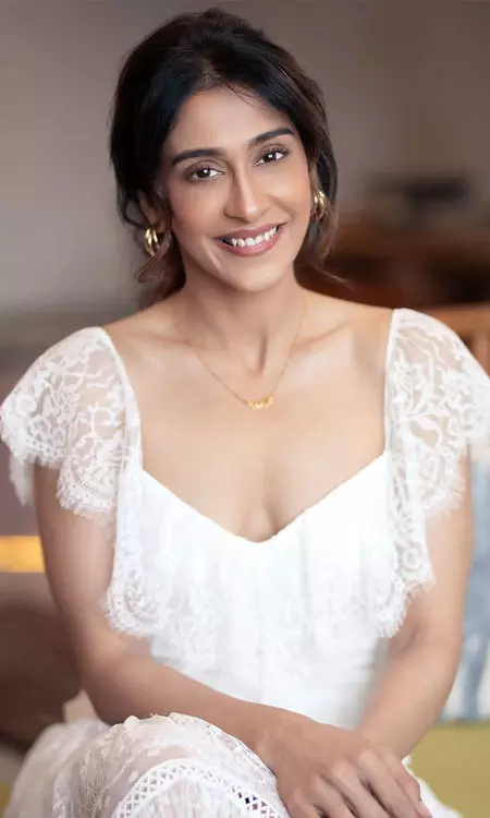 Regina Cassandra Redefines Fashion with a Striking Looks