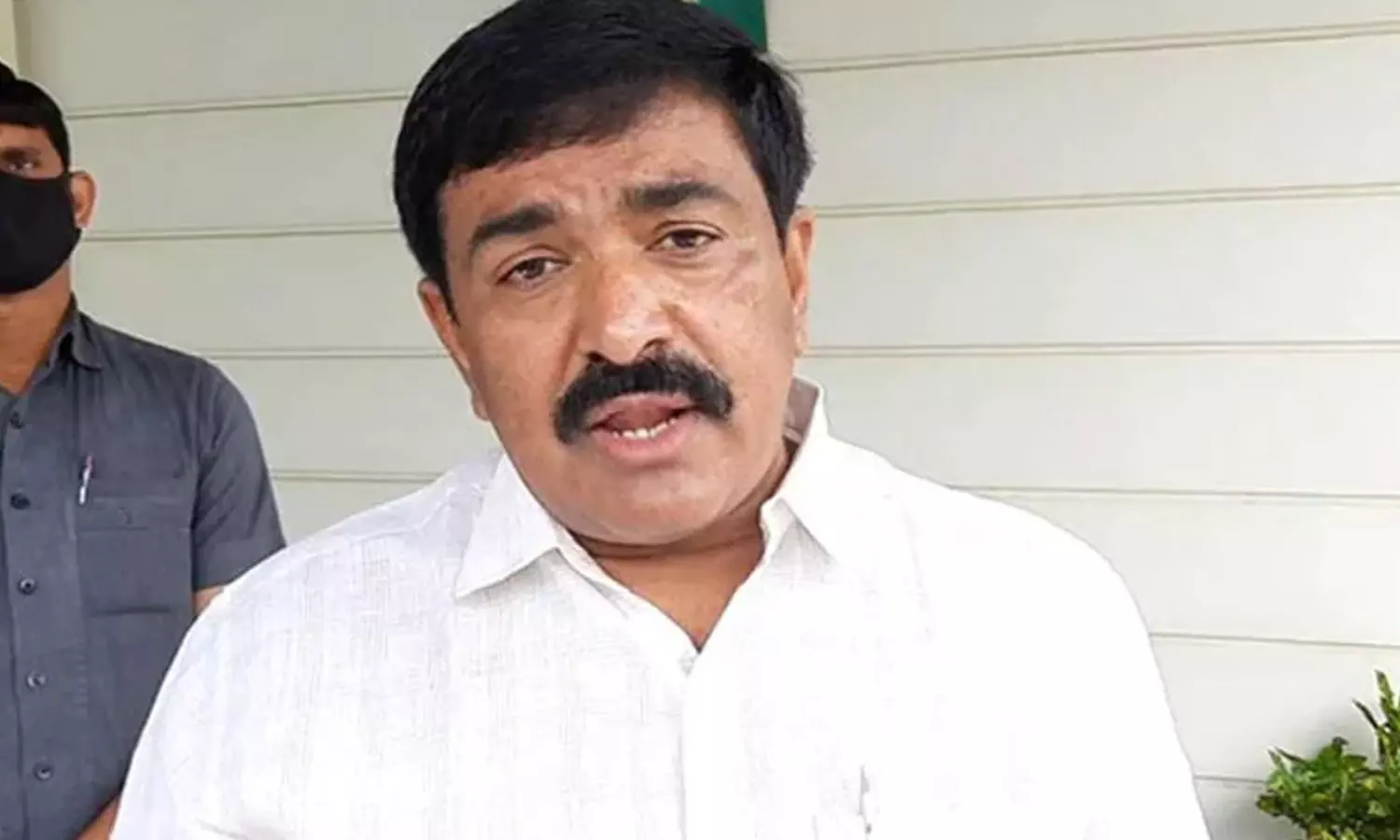 సేఫ్ జోన్ లో వైసీపీ ఫైర్ బ్రాండ్...కూటమి సర్కార్ లో సైతం !