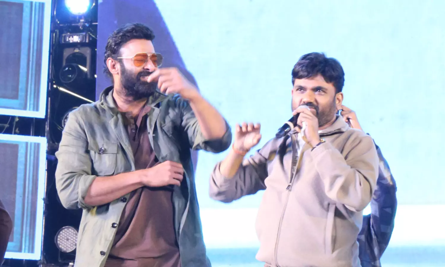 ఇంటి అడ్రెస్ చెప్పి ప్ర‌భాస్ ఫ్యాన్స్‌ని రెచ్చ‌గొట్టాడు