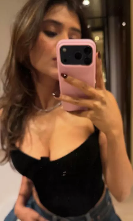 Hebah Patel stuns fans with sultry mirror selfie