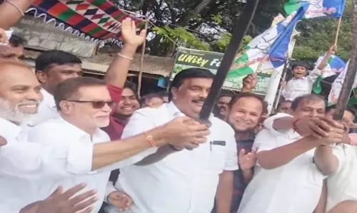 జగన్ పుట్టిన రోజు వేడుకల రచ్చ ఇంకా నడుస్తోంది