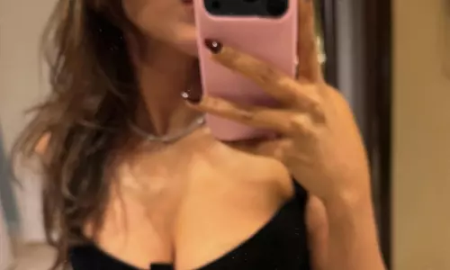 Hebah Patel stuns fans with sultry mirror selfie